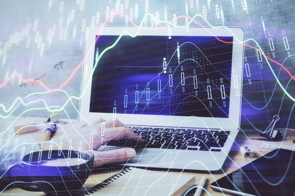 Arka planda ofiste bilgisayarda çalışan işadamı ile Forex grafiği. Sert çalışma kavramı. Çift Pozlama.