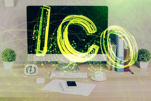 Engelleme zinciri ve kripto ekonomi temalı hologram ve bilgisayar geçmişi olan bir masa. Bitcoin kripto para kavramı.