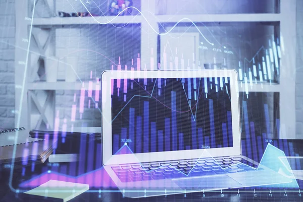 Forex markt grafiek hologram en personal computer op de achtergrond. Dubbele belichting. Begrip investering. — Stockfoto