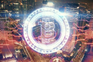 Kripto para birimi temalı hologram çizimine ve şehrin arka planına çoklu maruz kalma. Engelleme zinciri ve bitcoin kavramı.