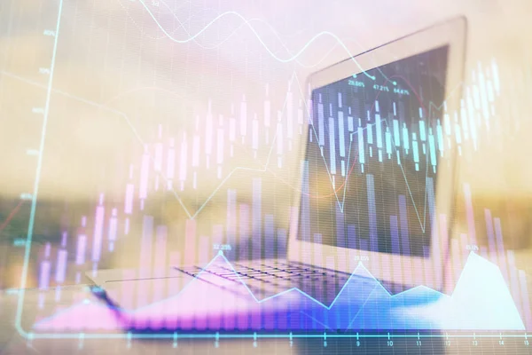 Börsendiagramm im Hintergrund mit Schreibtisch und PC. Mehrfachbelichtung. Konzept der Finanzanalyse. — Stockfoto