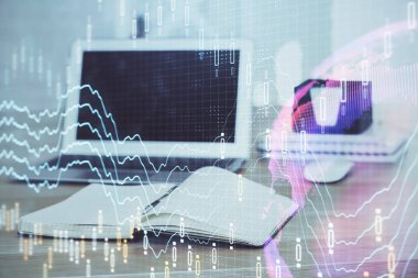 Masası ve kişisel bilgisayarı olan borsa grafiği. Çoklu maruz kalma. Mali analiz kavramı.