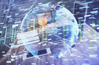 İş teması simgelerinin çoklu pozlandırılması ve bilgisayar geçmişi olan masa. Başarı kavramı.