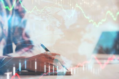 Bir kadın eller Not defteri hisse senedi piyasası hakkında bilgi yazma. Ön Forex grafik hologramlar. Araştırma kavramı. Çift Pozlama