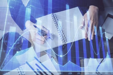 Forex grafik hologram el notları arka plan alarak. Analiz kavramı. Çoklu pozlama