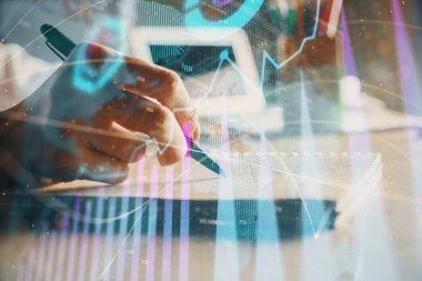 Finansal grafikler WOMANS el notları arka plan alarak görüntülenir. Araştırma kavramı. Çift Pozlama