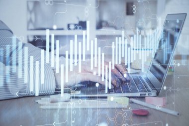 Arka planda dizüstü bilgisayar üzerinde çalışan adam ile borsa grafiği çift pozlama. Finansal analiz kavramı.