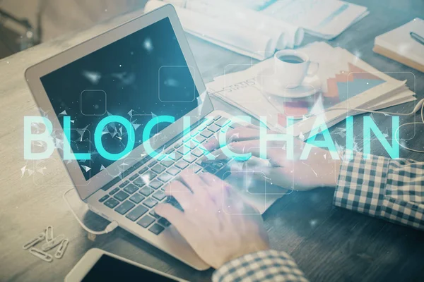 Holograma de tema Blockchain com o homem trabalhando no computador em segundo plano. Conceito de cadeia criptográfica. Dupla exposição . — Fotografia de Stock