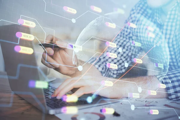 Arka planda bilgisayarla çalışan bir adamla dünya haritası hologramına çoklu maruz kalma. Dünya çapında ağ kavramı.