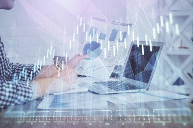 Adam ile mali grafik multi pozlama arka planda ofiste çalışır. Analiz kavramı.