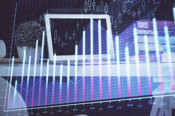 Holograma gráfico del mercado Forex y computadora personal en segundo plano. Exposición múltiple. Concepto de inversión. — Foto de Stock