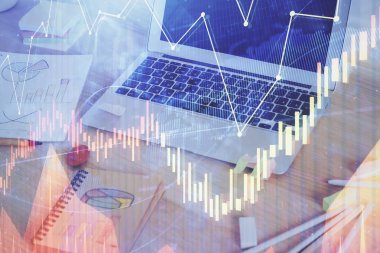 Finansal tablo çizimi ve arka planda bilgisayar olan bir tablo. Çifte maruziyet. Uluslararası pazarlar kavramı.