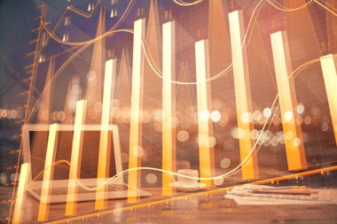 Arka planda eski pazar grafik hologramı ve kişisel bilgisayar var. Çifte maruziyet. Yatırım kavramı.