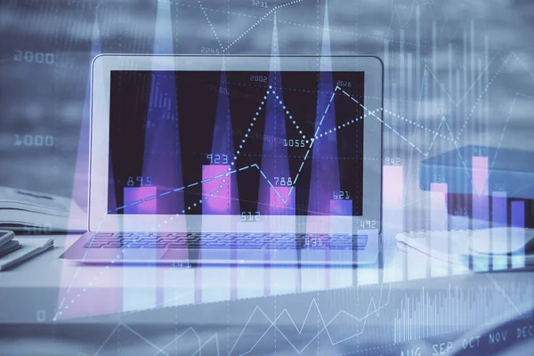 Holograma gráfico del mercado de valores dibujado en el fondo del ordenador personal. Exposición múltiple. Concepto de inversión. —  Fotos de Stock