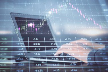 Borsa grafik arka plan ile kahve fincan ile işadamları elleri çift pozlama. Araştırma ve ticaret kavramı.