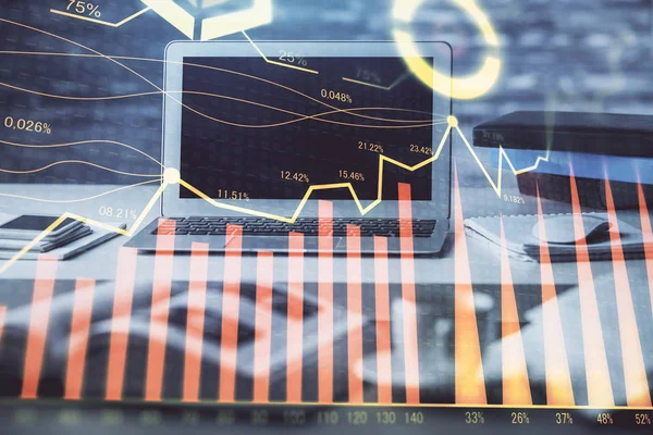 Holograma gráfico do mercado financeiro e computador pessoal em segundo plano. Dupla exposição. Conceito de forex. — Fotografia de Stock