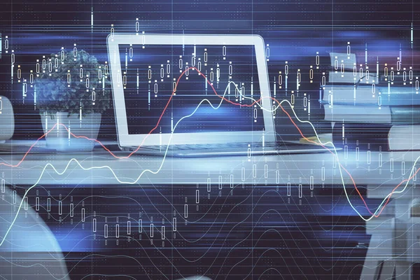Grafico finanziario disegno colorato e tavolo con computer sullo sfondo. Doppia esposizione. Concetto di mercati internazionali. — Foto Stock