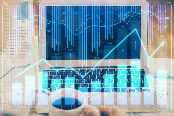 Gráfico financeiro desenho colorido e tabela com computador no fundo. Dupla exposição. Conceito de mercados internacionais. — Fotografia de Stock