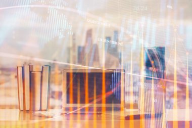 Masası ve kişisel bilgisayarı olan borsa grafiği. Çoklu maruz kalma. Mali analiz kavramı.