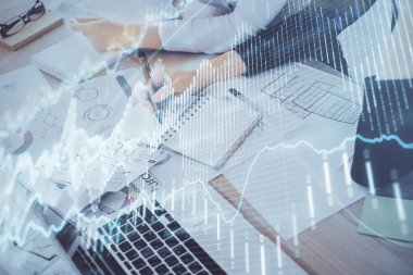 Bir kadın eller Not defteri hisse senedi piyasası hakkında bilgi yazma. Ön Forex grafik hologramlar. Araştırma kavramı. Çift Pozlama