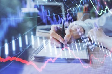 Forex tablosu WOMANS el notları arka plan alarak görüntülenir. Araştırma kavramı. Çift Pozlama