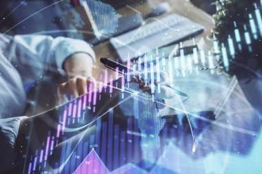 Finansal Forex çizelgeleri kadınların el notları arka plan alarak görüntülenir. Araştırma kavramı. Çift Pozlama