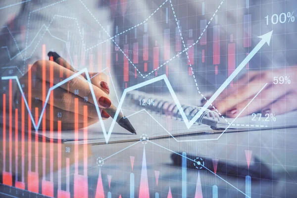 Dubbel exponering av kvinnans händer gör anteckningar med Forex graf hologram. Koncept aktiemarknads analys. — Stockfoto