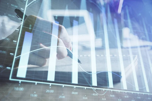 Finansiella diagram visas på kvinnans hand tar anteckningar bakgrund. Begreppet forskning. Dubbel exponering — Stockfoto