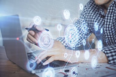 Teknoloji temalı hologramı olan bilgisayar geçmişi olan bir iş adamı. Yüksek teknoloji kavramı. Çoklu pozlama.