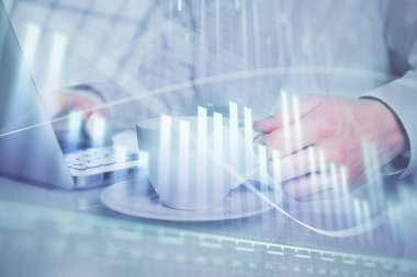 Arka planda ofiste bilgisayarda yazan adam ile grafik çift pozlama. Sıkı çalışma kavramı.