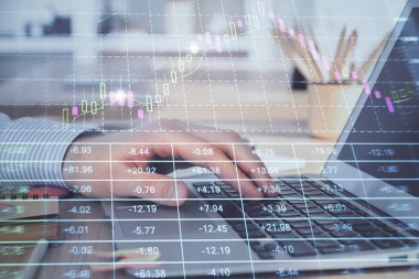 Arka planda dizüstü bilgisayar üzerinde çalışan adam ile borsa grafiği çift pozlama. Finansal analiz kavramı.