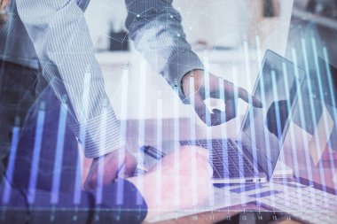 Adam arka planda ofiste bilgisayarda yazarak grafik çift pozlama. Zor iş kavramı. Closeup.