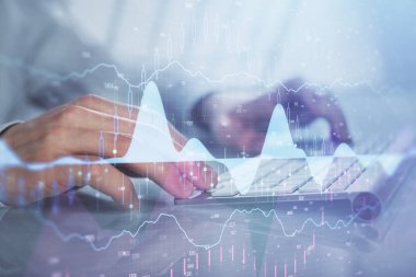 Arka planda ofiste bilgisayarda yazan adam ile grafik çift pozlama. Sıkı çalışma kavramı.