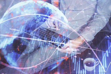 Arka planda ofiste bilgisayarda çalışan işadamı ile Forex grafiği. Analiz kavramı. Çift Pozlama.