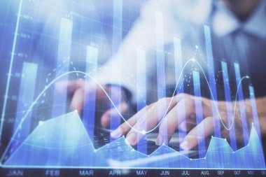 Arka planda ofiste bilgisayarda işadamı yazarak Forex grafiği. Analiz kavramı. Çift Pozlama.