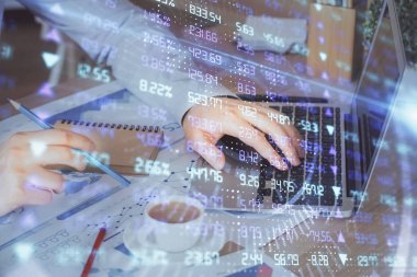 Arka planda ofiste bilgisayarda çalışan işadamı ile Forex grafiği. Sert çalışma kavramı. Çoklu pozlama.