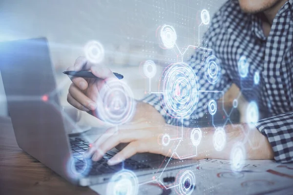 Teknoloji temalı hologramı olan bilgisayar geçmişi olan bir iş adamı. Yüksek teknoloji kavramı. Çoklu pozlama.