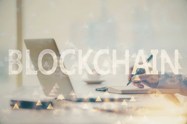 Ologramma a tema Blockchain con l'uomo che lavora sul computer in background. Concetto di catena crittografica. Doppia esposizione. — Foto Stock