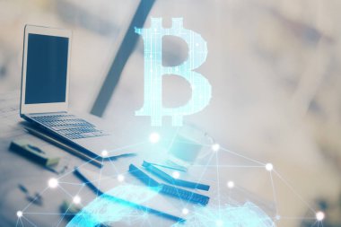 Engelleme zinciri ve kripto ekonomi temalı hologram ve bilgisayar geçmişi olan bir masa. Bitcoin kripto para kavramı.