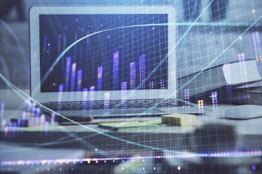 Arka planda eski pazar grafik hologramı ve kişisel bilgisayar var. Çifte maruziyet. Yatırım kavramı.