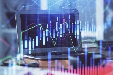 Masası ve kişisel bilgisayarı olan borsa grafiği. Çifte maruziyet. Mali analiz kavramı.