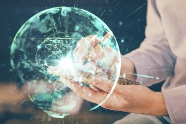 İş simgeleriyle ellerin ve not defterlerinin çifte pozlandırılması.