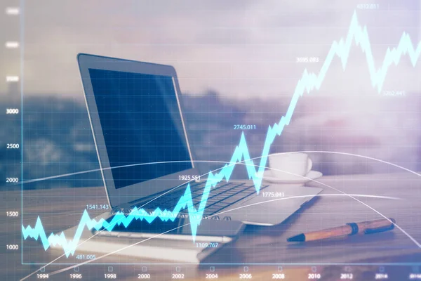 Grafico del mercato Forex ologramma e sfondo del personal computer. Doppia esposizione. Concetto di investimento. — Foto Stock