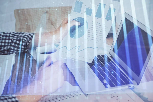 Forex grafik arka plan ile borsa notları yazma mans elçift pozlama. Araştırma ve ticaret kavramı.