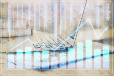 Finansal tablo çizimi ve arka planda bilgisayar olan bir tablo. Çoklu maruz kalma. Uluslararası pazarlar kavramı.