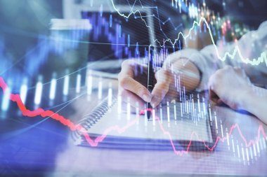 Forex tablosu WOMANS el notları arka plan alarak görüntülenir. Araştırma kavramı. Çift Pozlama