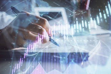 Finansal grafikler WOMANS el notları arka plan alarak görüntülenir. Araştırma kavramı. Çift Pozlama