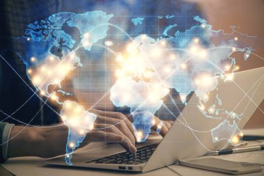 Arka planda dizüstü bilgisayarda çalışan iş adamlarının çoklu pozları. Uluslararası iş hologramı önde. Başarı kavramı.