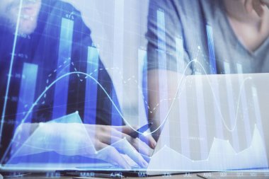 Arka planda ofiste bilgisayarda işadamı yazarak Forex grafiği. Analiz kavramı. Çift Pozlama.