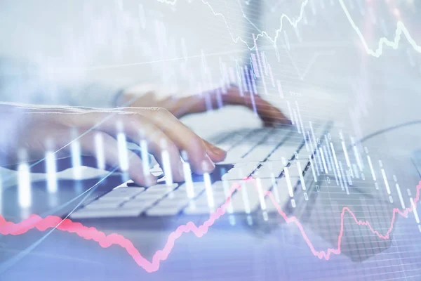 Forex-Graph mit Geschäftsmann, der am Computer im Büro im Hintergrund arbeitet. Konzept der Fleißarbeit. Nahaufnahme. Mehrfachbelichtung. — Stockfoto